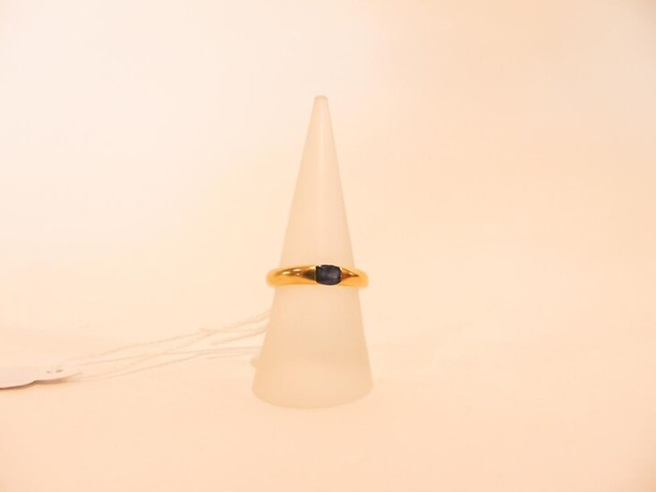 Ring in 18 karat yellow gold set with a sapphire, t. 54, 5 g approx.