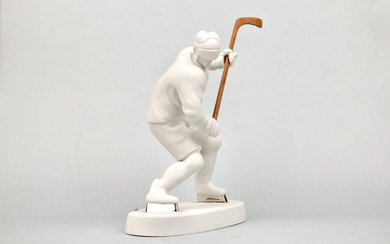 Royal Dux. Фарфоровая статуэтка "Хоккеист".
