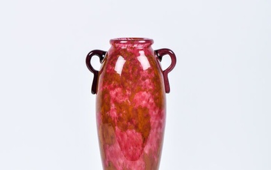SCHNEIDER. Vase en verre multicouches rose orangé, pied circulaire, anses appliquées à chaud, signé sur...