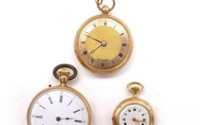 SET OF FIVE COLLAR WATCHES Four with white enamel background and one with gold background. Roman numerals. One with its chain (two have fallen glass). Total gross weight: 262.46 gr. A set of gold pocket watches.