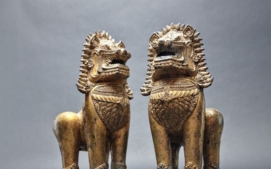 Sculpture, Lions (2) - Bronze, Gold, Lacquer - Thailand - Mid 20th century