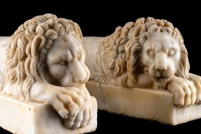 Sculpture, Pair of Lions "The Sleeper" and "The Watcher ' - Marble - 20th century