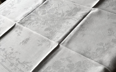 Suite de vingt grandes serviettes de table, milieu du XIXe siècle. En damas de lin...