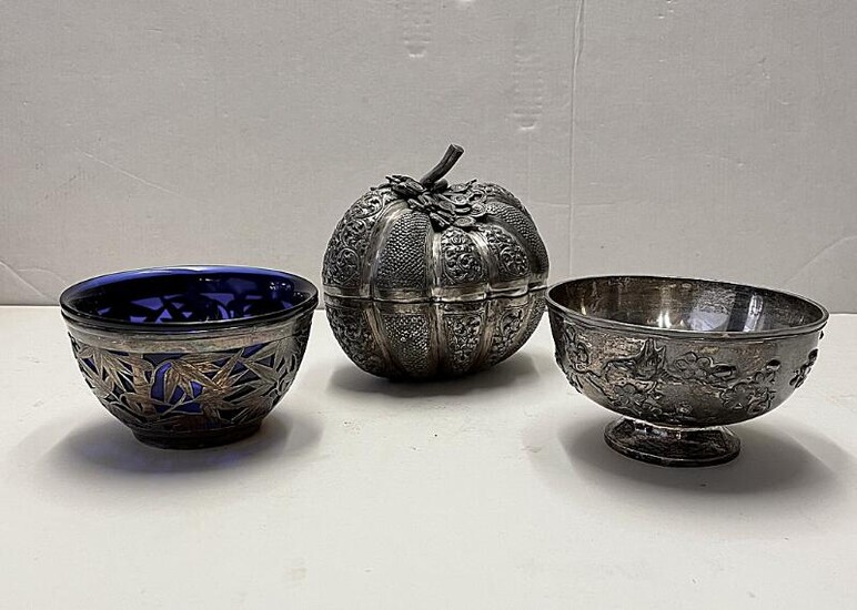 SOLD. To kinesiske eksport skåle af sølv, den ene med indsats af blåt glas. Desuden mellemøstlig lågskål af sølvholdigt materiale. 20. årh. H. 6-13. (3) – Bruun Rasmussen Auctioneers of Fine Art