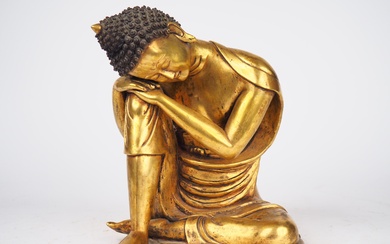Travail moderne, Statuette en bronze représentant un boudha assis dans une attitude de délassement. H....