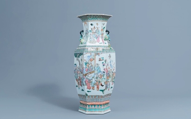 Un vase hexagonal en porcelaine de Chine famille rose à décor de figures, 19ème siècle