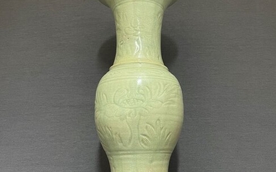 Vase - Porcelain - Excellent celadon Yen-yen vase - Blossoming peonies, grasses, clouds and ribs - China - Yuan dynasty, 14th century