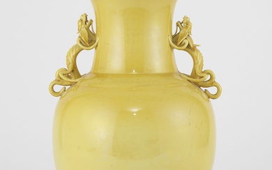 Vase balustre à anses dragon, Chine, marque Qianlong apocryphe, XIXe- XXe s