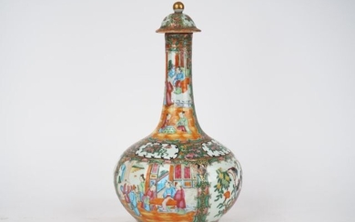 Vase bouteille à long col avec couvercle en porcelaine et émaux famille rose, décor alterné...