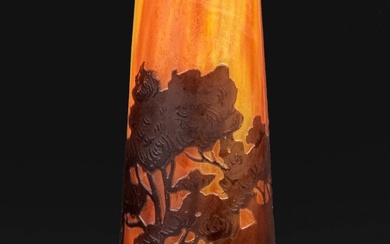 Vase décoratif Art Nouveau avec paysage lacustre de Daum Frères. En forme de massue sur...