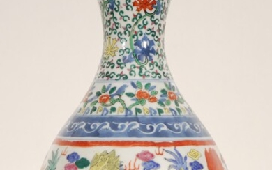Vase dit garlic-mouthDécor circulaire polychrome de dragons. Chine, XXe s., porte une marque à six...