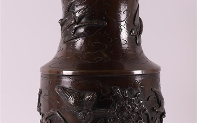 Vase en bronze patiné brun, Japon, Meiji, début du 20e siècle. Décor en relief d'oiseaux...