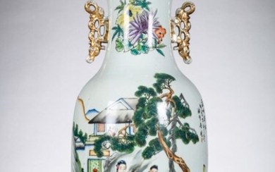 Vase en porcelaine de Chine avec double decor 'voyageurs (h59.5 cm)