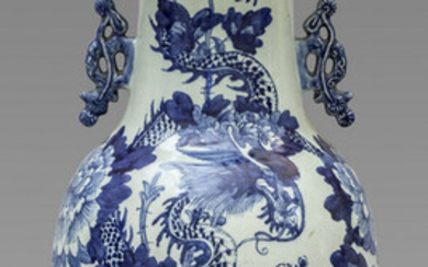 Vaso in porcellana di Cina decorato in bianco e blu con fiori,...