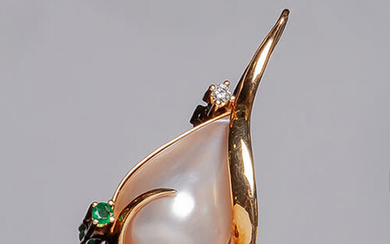 Vintage yellow gold teardrop pendant with a Japanese pearl...