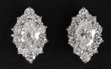 pair of earrings in white gold (18 carat