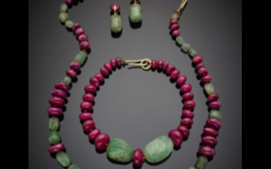 Lot comprising two necklaces of different lengths and ear...