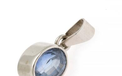 A sapphire pendant set with an oval-cut sapphire weighing app. 3.88 ct., mounted in 14k white gold. L. incl. eye-let 20 cm. Thailand 1986.