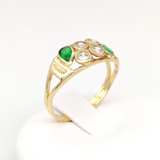 18 kt yellow gold ring with zircons and green stone