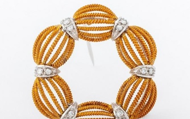 18K yellow and white gold brooch / pin, brightly polished, designed as a circle pin with twisted 18K