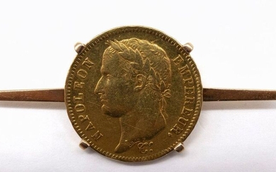 18K yellow gold NAPOLEON EMPEROR PIN representing the profile of Napoleon with his laurel wreath. One can distinguish "GOD PROTECTS FRANCE" on the edge of the coin. Length : 6 cm. Gross weight : 19.01 gr. A gold brooch.