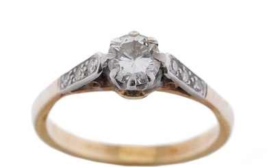 18ct gold solitaire diamond ring, stone measures 0.5ct appx....