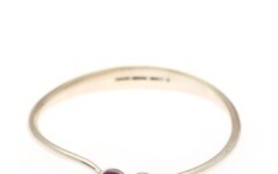 1927/1154 - Bent Knudsen: An amethyst bangle set with two cone-shaped amethysts, mounted in sterling silver. Diam. 7 cm. Design 5.