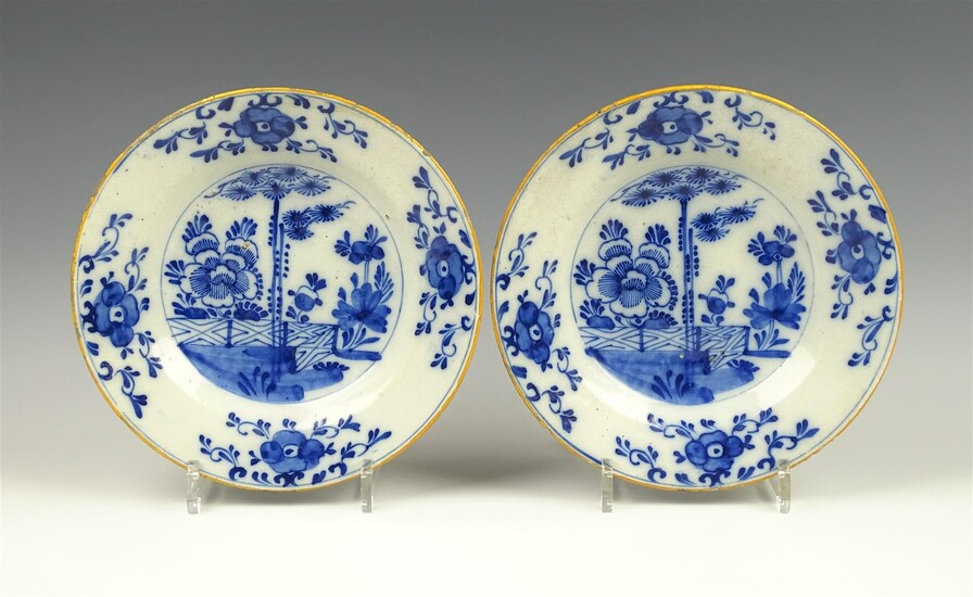 (-), 2 blauw/wit Delfts aardwerk borden met chinoiserie...