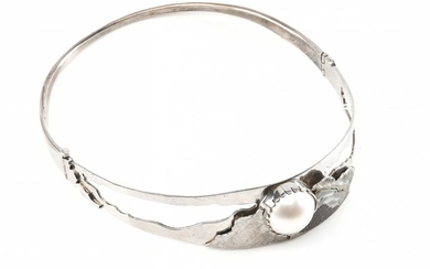 A BLISTER PEARL AND CARVED EMU EGGSHELL COLLAR BY ROBERT BAINES IN STERLING SILVER