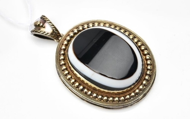 A GOLD AND AGATE PENDANT IN SILVER GILT