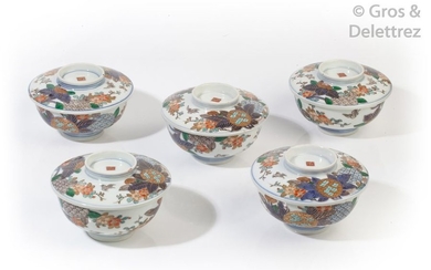 Ensemble de cinq bols couverts en porcelaine Imari...