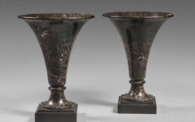 54- Paire de vases cornets en marbre Portor... - Lot 54 - Siboni