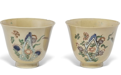 TWO CAFÉ-AU-LAIT-GROUND FAMILLE VERTE CUPS, KANGXI PERIOD (1662-1722)
