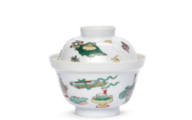 A FAMILLE VERTE ‘HUNDRED ANTIQUES’ TEABOWL AND COVER, KANGXI PERIOD (1662-1722)
