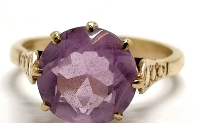9CT GOLD AMETHYST SET RING WITH FANCY SHOULDERS.