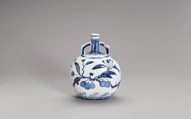 A BLUE AND WHITE MING-STYLE ‘LINGZHI’ MOONFLASK, BIANHU, QING DYNASTY