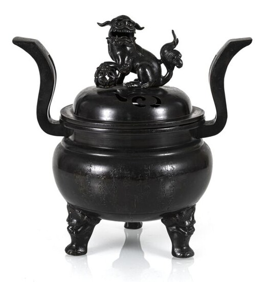 A BRONZE CENSER WITH SIDE HANDLES AND COVER MOUNTED WITH A SHISHI, Japan, engraved inscription refering to the Hôkôzenji temple, formerly in the province of Sôshû, probably of the founder Suzuki Sôshichi and a dating: Kansei 7 (1795) - B. 32 cm
