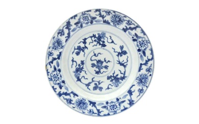 A CHINESE BLUE AND WHITE 'FLORAL' DISH 十八至十九世紀 青花花卉紋盤