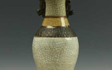 A Chinese Porcelain Brown Vase with Crazing Pattern