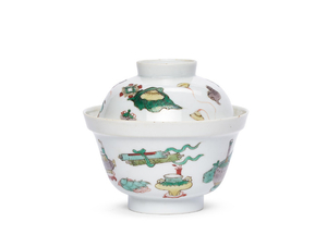 A FAMILLE VERTE ‘HUNDRED ANTIQUES’ TEABOWL AND COVER, KANGXI PERIOD (1662-1722)