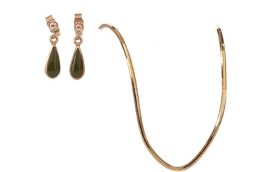 A GOLD NECKLACE AND PAIR OF EARRINGS