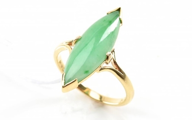 A JADE RING IN 14CT GOLD, SIZE N