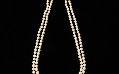 A NECKLACE, cultured pearls with clasp in 18K white gold, import stamped.