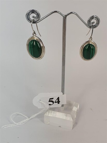 A PAIR OF SILVER AND MALACHITE DROP EARRINGS