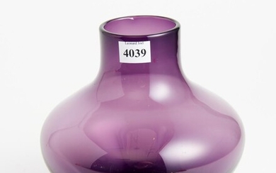 A PURPLE GLASS VASE, ATTRIBUTED TO WHITEFRIARS, 17.5 CM HIGH, LEONARD JOEL LOCAL DELIVERY SIZE: SMALL