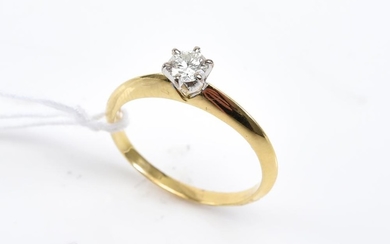 A SOLITAIRE DIAMOND RING OF 0.24CTS IN 18CT GOLD, SIZE M
