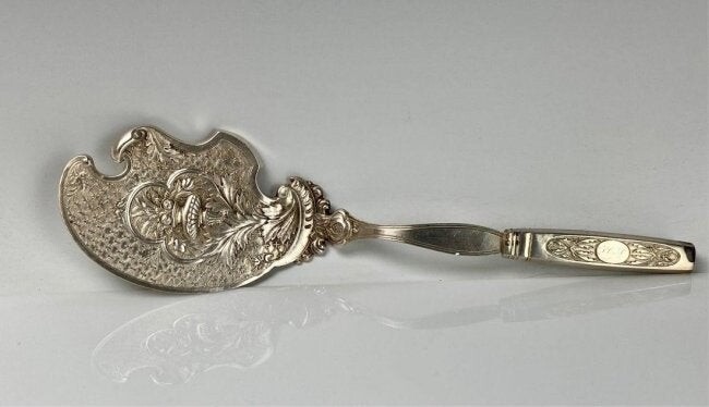 A VERY FINE CONTINENTAL SILVER SERVING UTENSIL