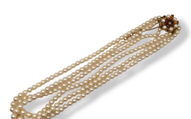 A VINTAGE THREE STRAND PEARL NECKLACE, HAVING DECORATIVE 9CT...