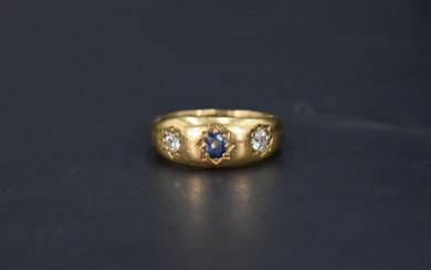 A Victorian three stone 18ct gold band ring having a central sapphire flanked by two diamonds