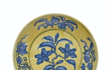 A YELLOW-GROUND BLUE AND WHITE 'GARDENIA' DISH, HONGZHI SIX-CHARACTER MARK IN UNDERGLAZE BLUE WITHIN A DOUBLE CIRCLE AND OF THE PERIOD (1488-1505)